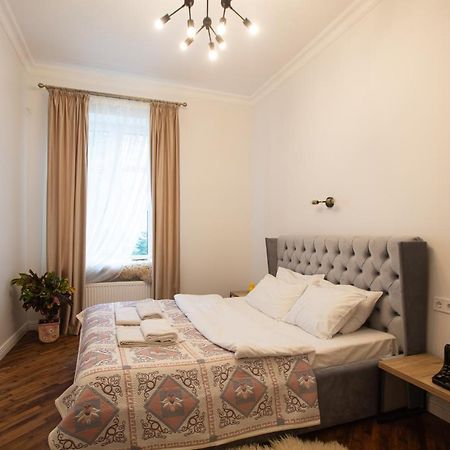 Friends House- Сучасні Апартаменти В Центрі Львова ภายนอก รูปภาพ