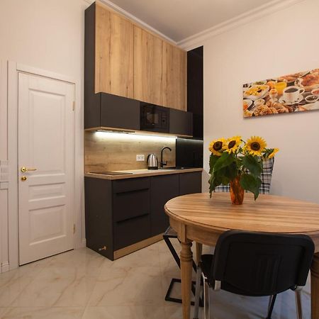 Friends House- Сучасні Апартаменти В Центрі Львова ภายนอก รูปภาพ