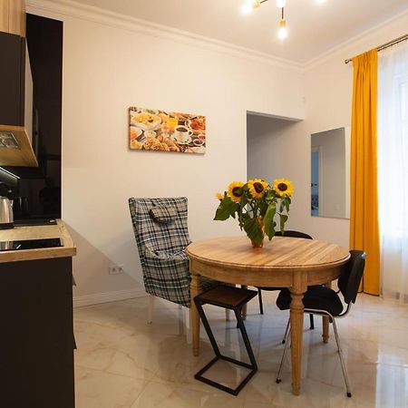 Friends House- Сучасні Апартаменти В Центрі Львова ภายนอก รูปภาพ